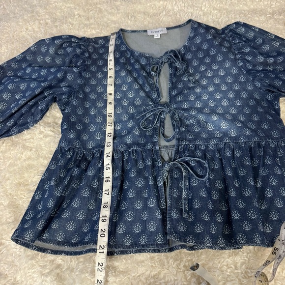 Evereve Lucille Tie Front Blouse Top in Chambray Blue Size Small - Picture 7 of 10